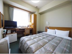 Un ou plusieurs lits dans un hébergement de l'établissement Hotel Route-Inn Nagoya Higashi Betsuin