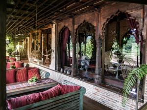un portico con panchina e molti specchi di Chateau Orientale Resort a Luang Prabang