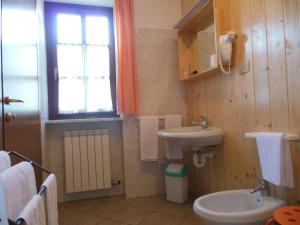 La salle de bains est pourvue d'un lavabo et de toilettes. dans l'établissement Agriturismo Affittacamere Barbarossa, à Dogliani