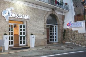 un ingresso a un edificio con un cartello sopra di Hotel Miramare a Rodi Garganico