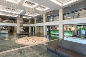 a large lobby with a couch and a table at SC Park Hotel in Bangkok