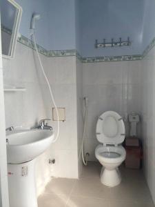 a bathroom with a toilet and a sink at Minh Duc Guesthouse in Phan Thiet