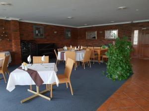 A restaurant or other place to eat at Moon River Motor Inn