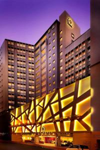 ein Hotelgebäude mit einem großen Gebäude mit einem Uhrturm in der Unterkunft Park Hotel Hong Kong in Hongkong