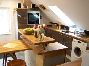 Kuchyň nebo kuchyňský kout v ubytování Loft-Ferienwohnung zur "Kfz-Schenke"