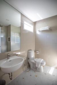 y baño con lavabo, aseo y espejo. en The Royal P Phuket - SHA Plus en Phuket