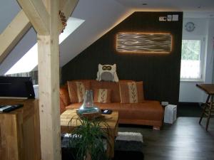 Posezení v ubytování Loft-Ferienwohnung zur "Kfz-Schenke"