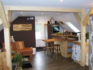 uma cozinha e sala de estar com um balcão e uma mesa em Loft-Ferienwohnung zur "Kfz-Schenke" em Apolda