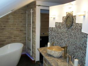 a bathroom with a tub and a sink and a bath tub at Loft-Ferienwohnung zur "Kfz-Schenke" in Apolda