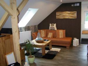 a living room with a couch and a table at Loft-Ferienwohnung zur "Kfz-Schenke" in Apolda