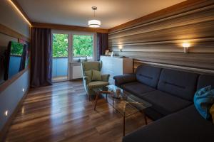 - un salon avec un canapé et une télévision dans l'établissement Apartament Makuszynsky, à Zakopane
