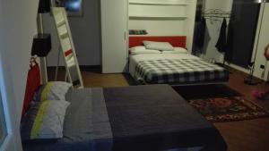 ペーザロにあるil Gelsomino appartamento turisticoの二段ベッド2組が備わるドミトリールームのベッド2台分です。