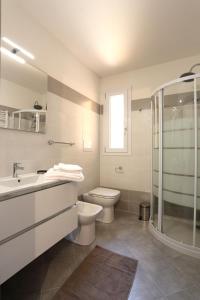 Koupelna v ubytování Villaggio Olmè + 29 fotografií