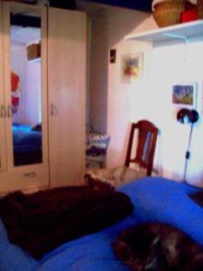 - une chambre avec un lit bleu et une chaise dans l'établissement Ingridsboplads, à Vildbjerg