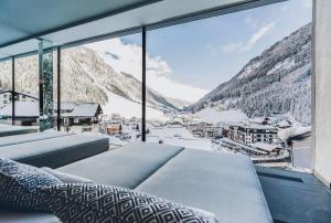 a room with a view of a snowy mountain at Elizabeth Arthotel in Ischgl