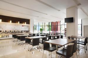 Un restaurante u otro lugar para comer en Amaris Hotel Mampang - Jakarta