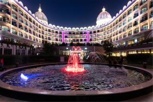 拉瑞Adalya Elite Lara Hotel - Ultra All Inclusive的一座前面有喷泉的大楼
