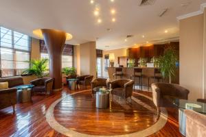 eine Lobby mit Stühlen, Tischen und einer Bar in der Unterkunft Amazonia Jamor Hotel in Linda-a-Pastora + 48 Fotos