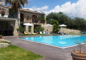 Bazén v ubytování Domus Hyblaea Resort nebo v jeho okolí