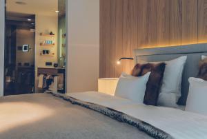 Voodi või voodid majutusasutuse Elizabeth Arthotel Adults Only toas