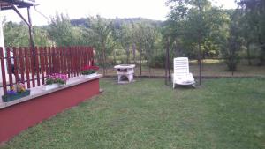 ボガーチにあるVica Vendégházの裏庭(椅子、テーブル、ベンチ付)