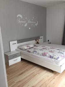 a bedroom with a bed and a sign that reads sweet dreams at FeWo Claudinenburg in Großhabersdorf