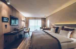Televiisor ja/või meelelahutuskeskus majutusasutuses Elizabeth Arthotel Adults Only