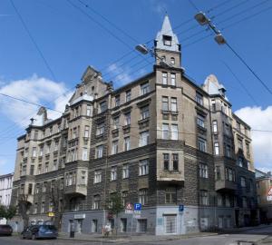 ein großes Gebäude mit einem Uhrturm darüber in der Unterkunft Home In Riga in Riga