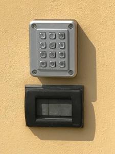 un mando a distancia fijado a un lado de una pared en Vecchia Filanda, en Thiene