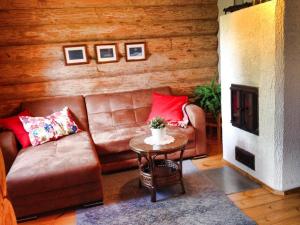 a living room with a couch and a table at Olosloisto Lomat in Muonio