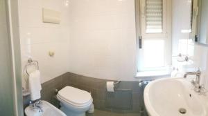 パレルモにあるBenvenuti al Massimoのトイレと洗面台を備えた白いバスルーム