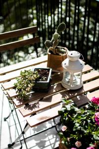 un tavolo in legno con piante in vaso su un patio di Tetide Home a Palermo