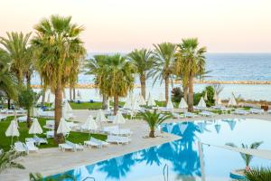 Bazén v ubytování Venus Beach Hotel nebo v jeho okolí