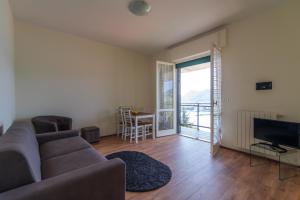 un soggiorno con divano e TV di Bellavista Flat - The House Of Travelers a Como