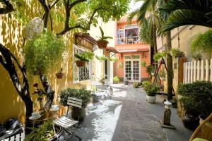 un patio con un montón de macetas y árboles en Green Garden Homestay, en Hoi An