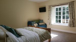 En eller flere senge i et værelse på Pontyclerc Farm House Bed and Breakfast