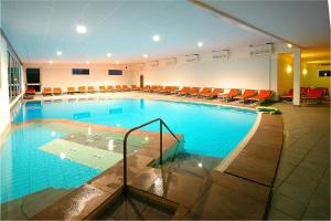 a large swimming pool in a hotel room at Hotel Columbia Terme in Abano Terme