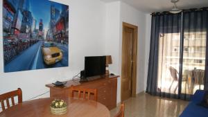 TV a/nebo společenská místnost v ubytování Apartamento 1ª línea de playa VT-35658-CS