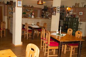 een eetkamer met houten tafels en stoelen bij Ferienwohnung Schwemmer in Pirna