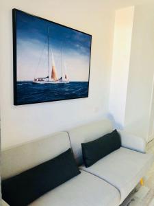 ロス・クリスティアーノスにあるLas Vistas viewのリビングルーム(壁に絵が描かれた白いソファ付)