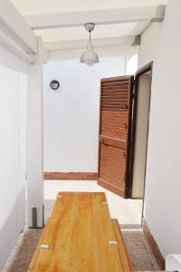 einen Flur mit Holztür in einem Zimmer in der Unterkunft Residence Lion in San Vito lo Capo