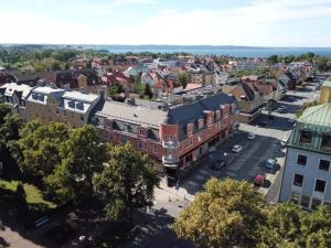 eine Luftansicht einer Stadt mit Gebäuden und Autos in der Unterkunft Huskvarna Stadshotell in Huskvarna