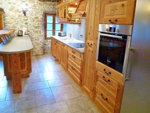 Lovely Cottage in Chatel French Alps near Ski Areaにあるキッチンまたは簡易キッチン