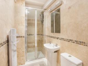 uma casa de banho com um chuveiro, um lavatório e um WC. em Gillygate Boutique Apartment- Stunning City Centre 1 Bedroom Apartment em York