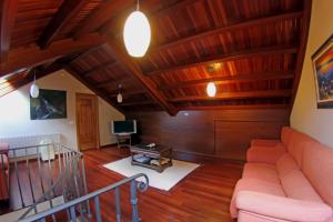 een woonkamer met een bank en een tv bij Casa Do Tarela in Lousame