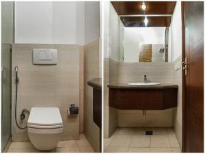 ein Bad mit einem WC und einem Waschbecken in der Unterkunft Hotel Haris MG Road Gurugram in Gurgaon