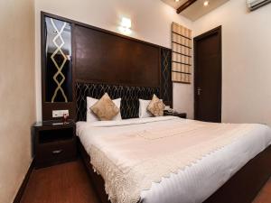Кровать или кровати в номере Hotel Haris MG Road Gurugram