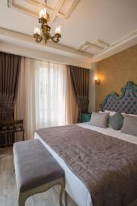 Un pat sau paturi într-o cameră la Idylle Hotel