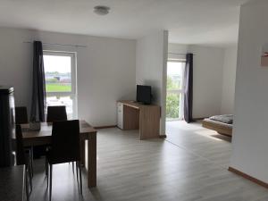 TV a/nebo společenská místnost v ubytování Stundenhotel Krieger