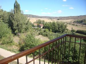 een uitzicht vanaf het balkon van een huis bij El Mirador de Alcuneza in Sigüenza